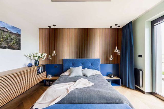 Phòng ngủ kết hợp màu nâu và xanh coban