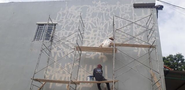 Thi công chống thấm tường đứng bằng Sika Raintite gốc Acrylic