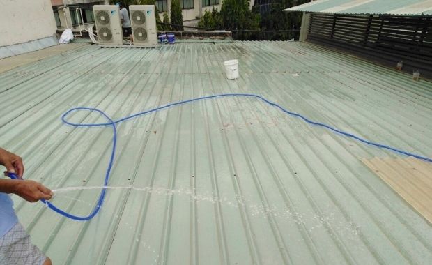 Làm vệ sinh mái tôn bằng nước