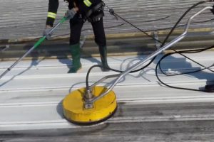 Dịch vụ thi công vệ sinh mái tôn chất lượng