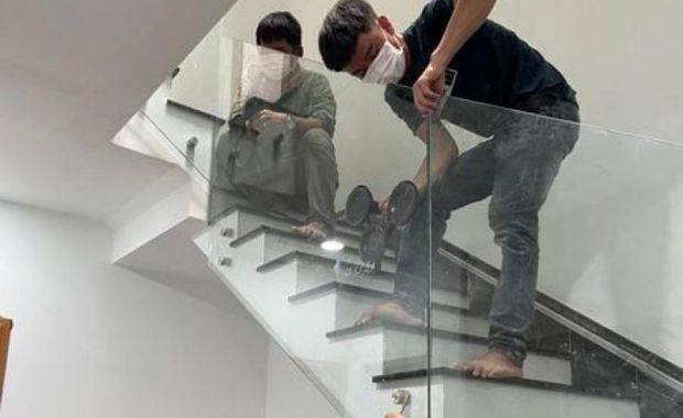 Lắp kính cường lực vào lan can cầu thang