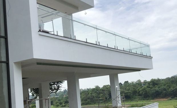 Lan can kính dùng chân trụ