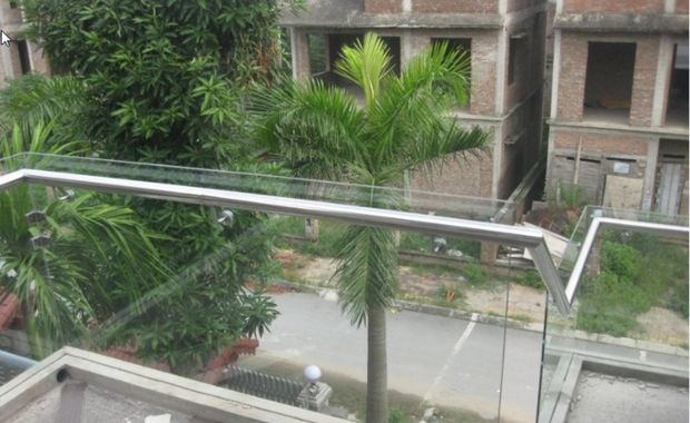 Lan can kính cường lực tay vịn inox