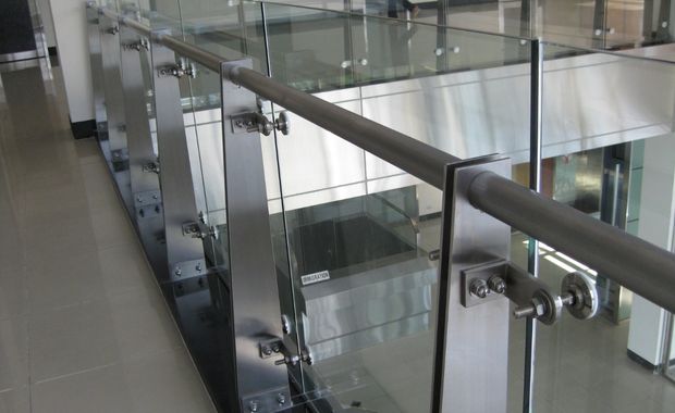 Lan can kính cường lực tay vịn nhôm