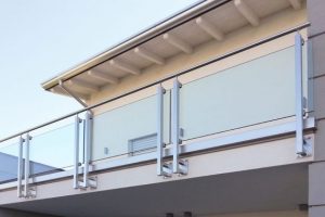 Thi công lan can kính cường lực giá rẻ