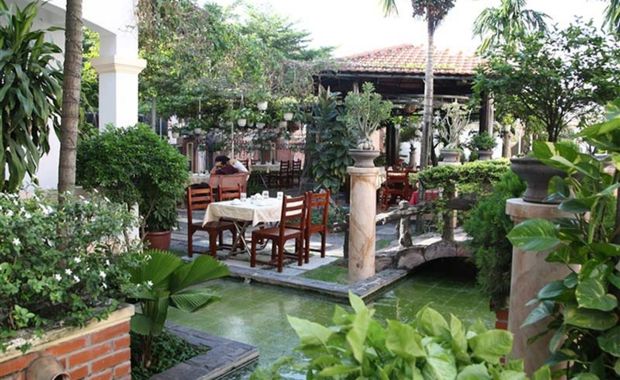 Không gian sân vườn cafe đẹp thu hút khách hàng