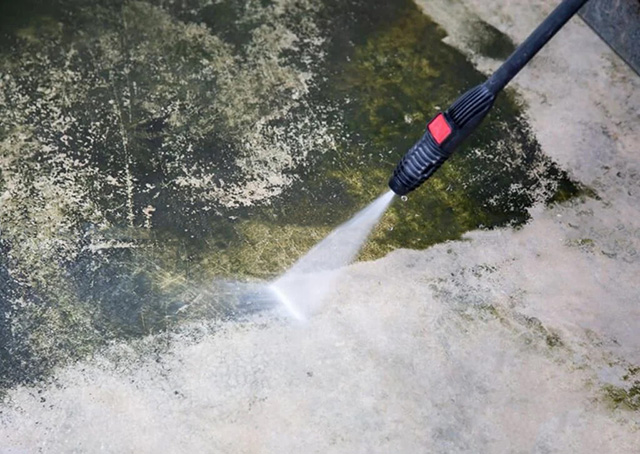 Làm sạch rêu ở sàn bê tông bằng máy xịt cao áp