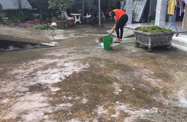 Cọ rửa sàn bê tông thường xuyên để loại bỏ rong rêu