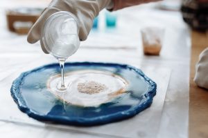 Keo trong suốt làm đồ handmade: Đặc điểm, ứng dụng và cách dùng