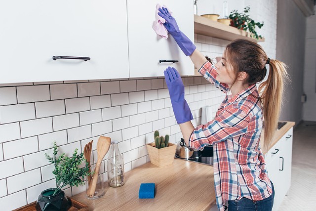 Bạn hãy vệ sinh bề mặt cẩn thận trước khi dán keo