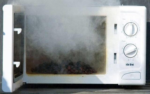 Lò vi sóng bị rỉ sét có thể gây cháy nổ khi sử dụng
