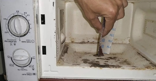 Lò vi sóng bị rỉ sét do nhiều nguyên nhân khác nhau