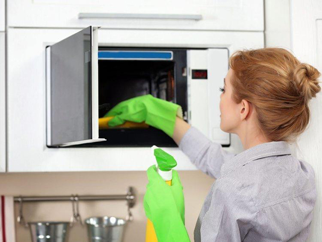 Vệ sinh lò vi sóng bằng nước tẩy rửa chuyên dụng