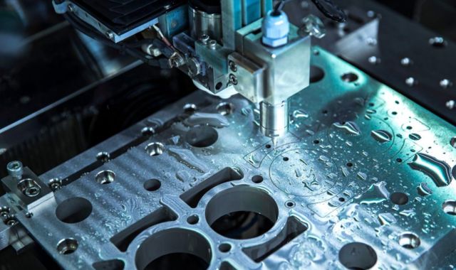 Tiến hành gia công cơ khí chính xác