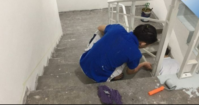 Làm sách bề mặt bậc cầu thang trước khi thi công