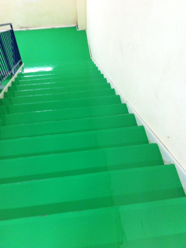 Thi công sơn epoxy bậc cầu thang thoát hiểm cho chung cư