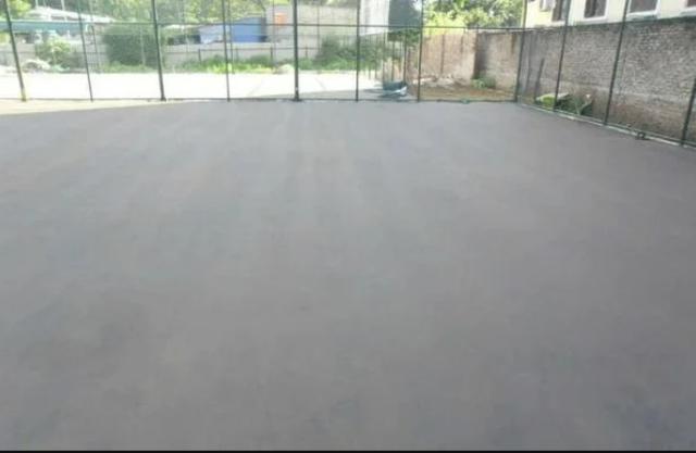 Làm phẳng bề mặt sân pickleball