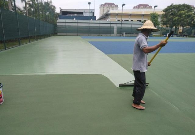 Tiến hành thi công lớn sơn lót cho sân