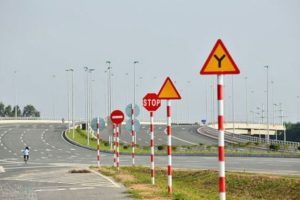 Sản xuất, cung cấp cột giao thông, trụ biển báo theo yêu cầu