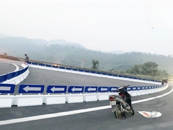 THI CÔNG VÀ LẮP ĐẶT TRỤ ĐẢO GIAO THÔNG