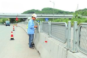 Thi công lưới chống chói giao thông đúng kỹ thuật, bền, nhanh gọn