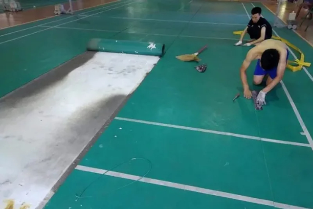 Quy trình sửa chữa sân cầu lông chi tiết cho từng loại bề mặt