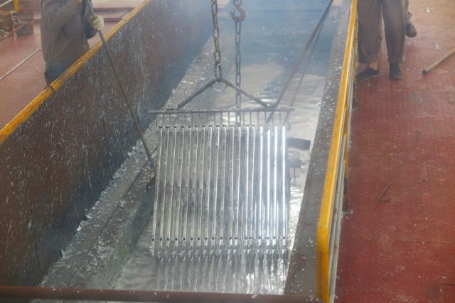 Quy trình vận hành chi tiết của dây chuyền mạ kẽm nhúng nóng