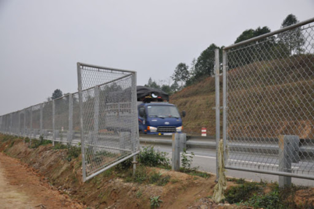 Phân tích chi tiết quy trình thi công hàng rào đường cao tốc chuẩn