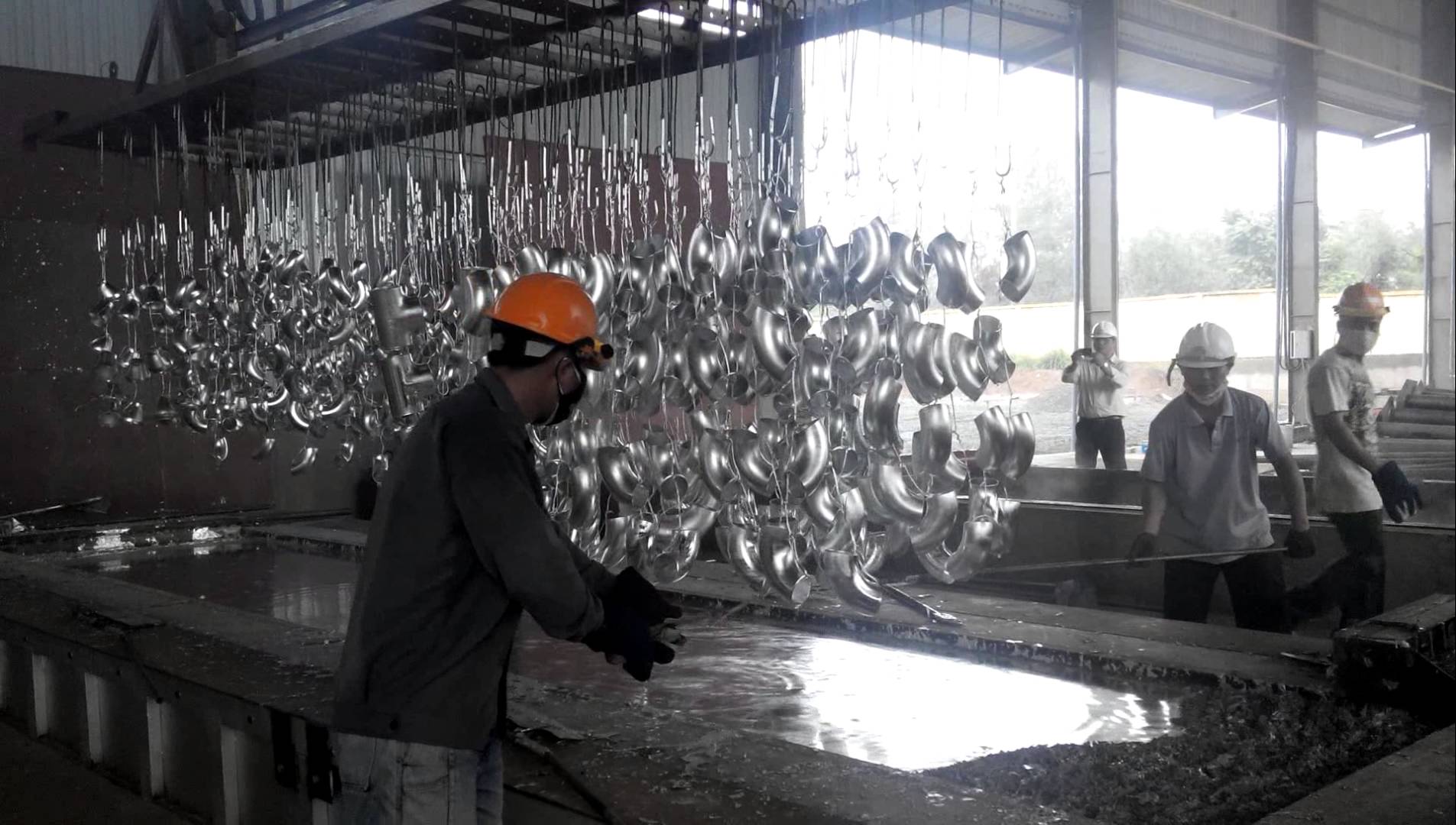 Quy trình mạ kẽm nhúng nóng được thực hiện tại nhà máy