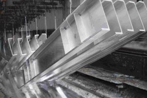 So sánh mạ kẽm nhúng nóng và sơn tĩnh điện: Lựa chọn nào bền hơn?