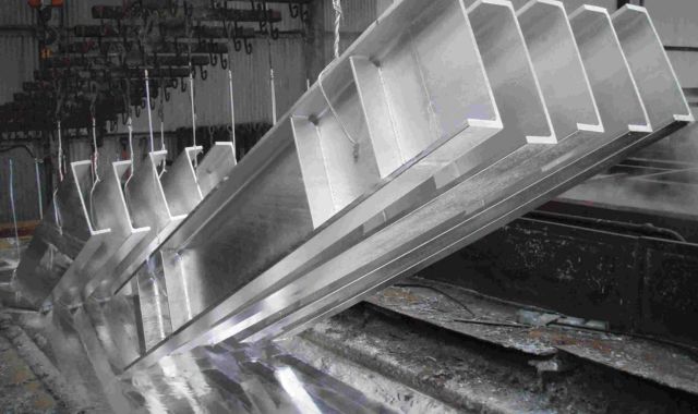 So sánh mạ kẽm nhúng nóng và sơn tĩnh điện: Lựa chọn nào bền hơn?