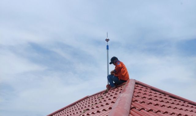 Lắp đặt cột đỡ và kim thu sét trên mái nhà