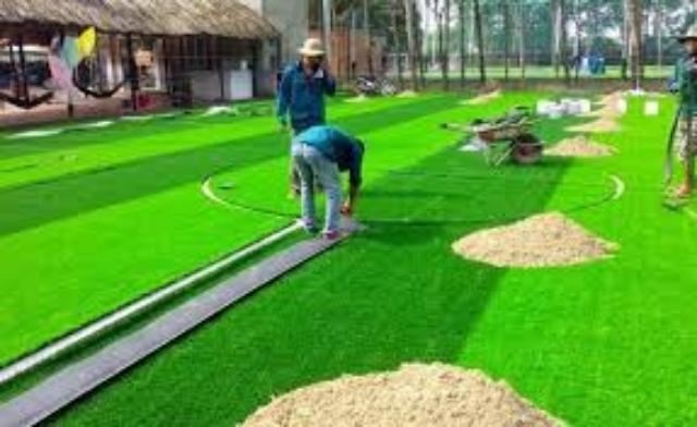 Trải cát cho mặt sân cỏ nhân tạo