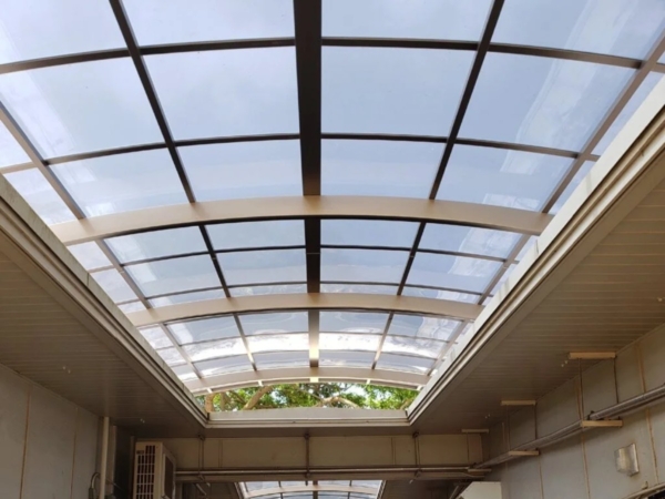 Mái Canopy Polycarbonate Đặc Ruột Trong Kiến Trúc Hiện Đại
