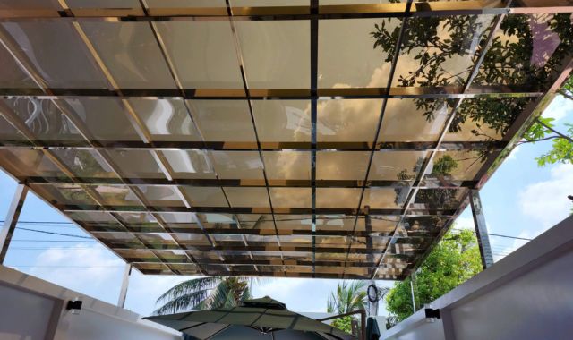 Mái canopy khung thép lợp poly lấy sáng hiệu quả