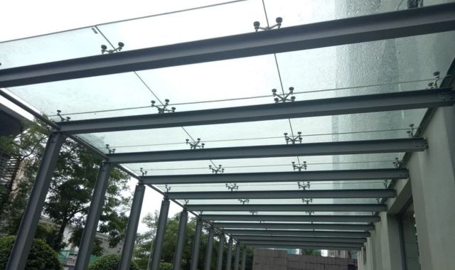 Mái canopy khung thép lợp kính cường lực
