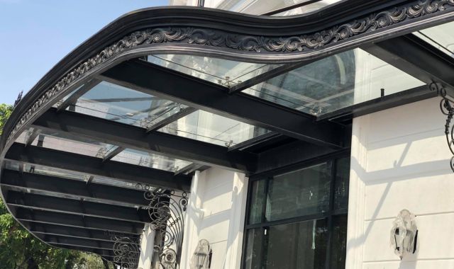 Mái canopy khung thép biệt thự