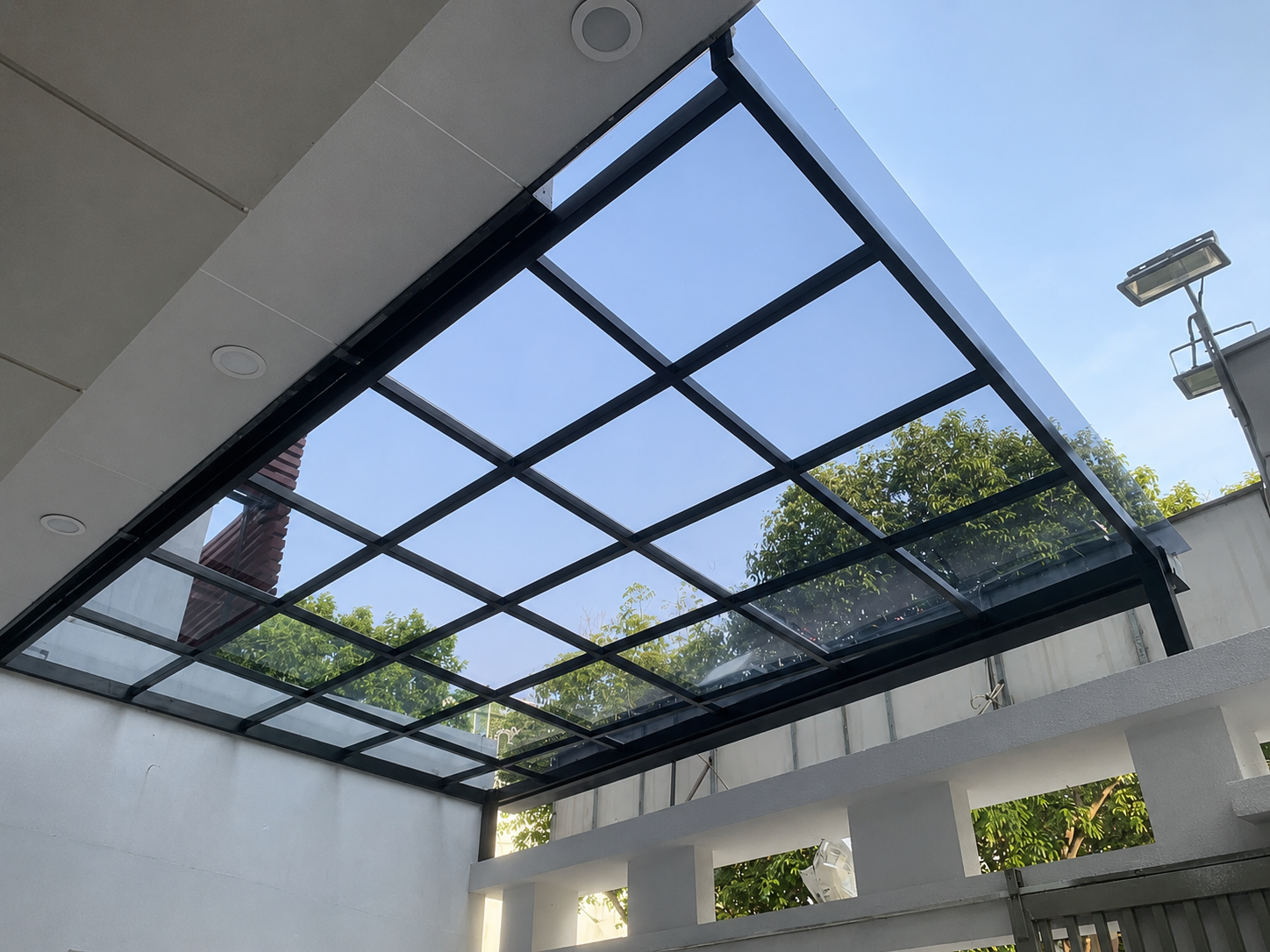 Mái Polycarbonate: Báo Giá, Cấu Tạo, Thi Công Và Kinh Nghiệm Lựa Chọn