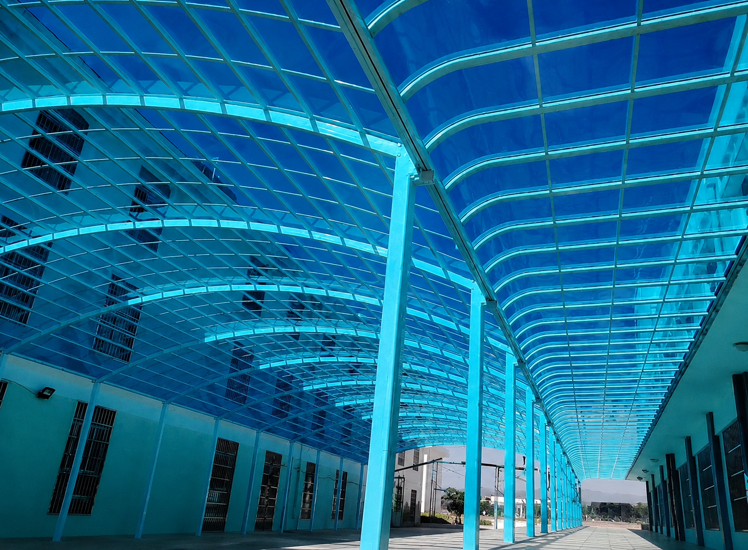 Mái Nhựa Polycarbonate Đặc Ruột Có Gì Nổi Bật?