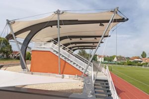 Báo giá thi công mái canopy sân thể thao mới nhất 2026