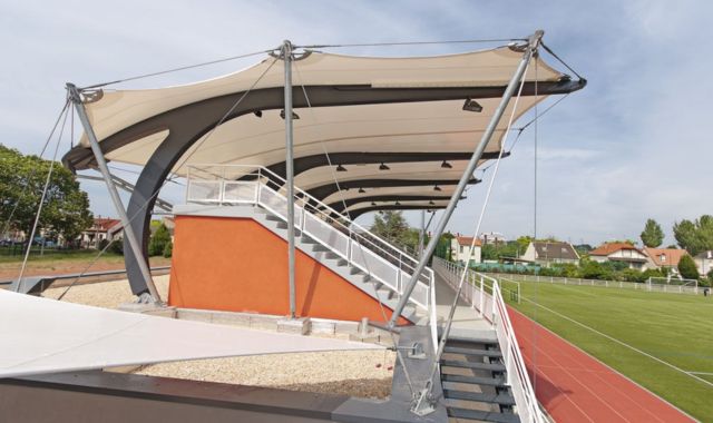 Báo giá thi công mái canopy sân thể thao mới nhất 2026