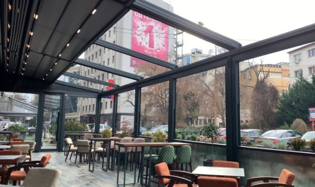 Không gian quán cafe dưới mái che canopy nghệ thuật