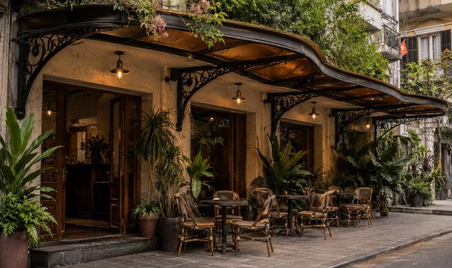 Thi công mái kính sân vườn và quán cafe an toàn