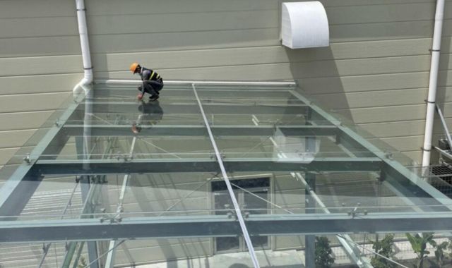 Thi công mái canopy kính cường lực