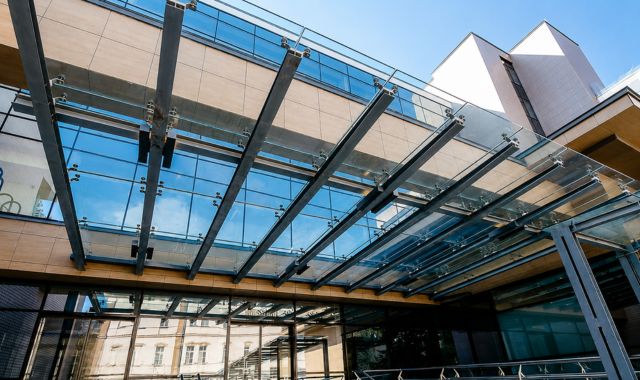 Mái canopy kính cường lực lấy sáng tự nhiên tối đa cho không gian
